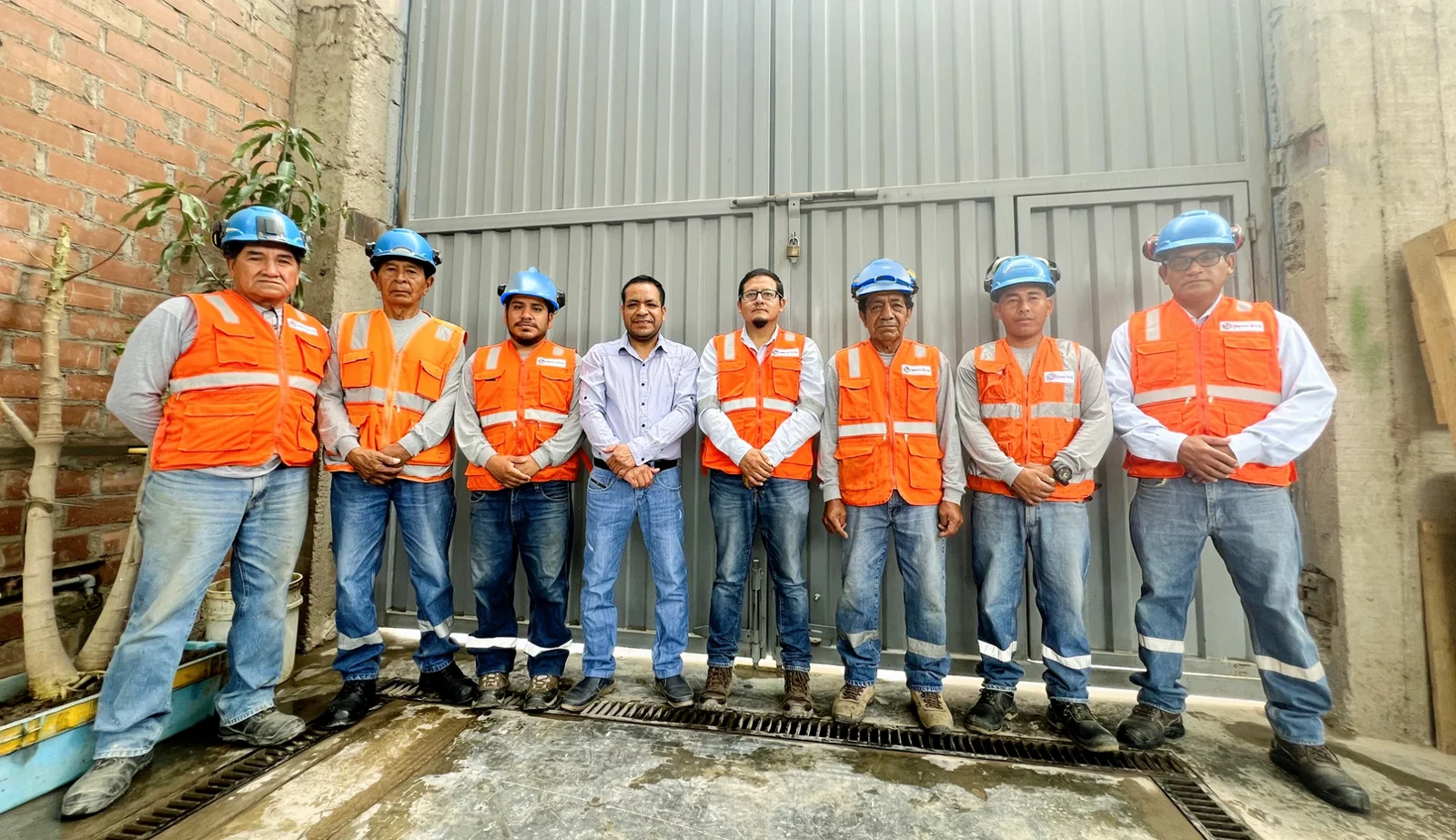 Equipo de Mantto Group con sus implementos de protección personal